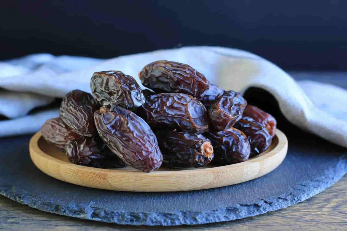 شراء التمر الاسود و أکله و السعرات الحراریه الکثیره فی التمر